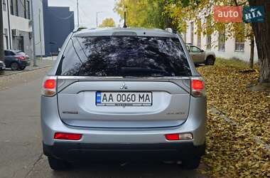 Внедорожник / Кроссовер Mitsubishi Outlander 2012 в 