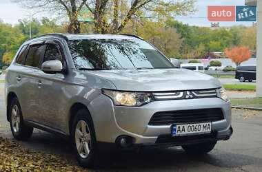 Внедорожник / Кроссовер Mitsubishi Outlander 2012 в 