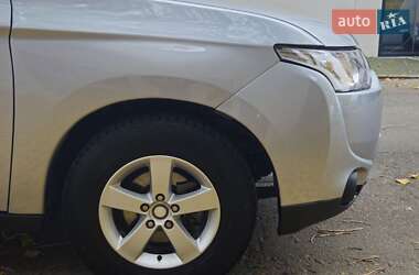 Внедорожник / Кроссовер Mitsubishi Outlander 2012 в 