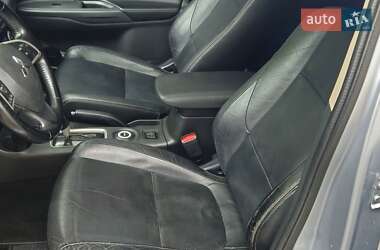 Внедорожник / Кроссовер Mitsubishi Outlander 2012 в 