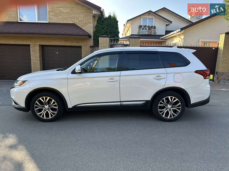 Внедорожник / Кроссовер Mitsubishi Outlander 2016 в Киеве