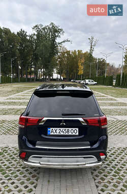 Позашляховик / Кросовер Mitsubishi Outlander 2022 в 
