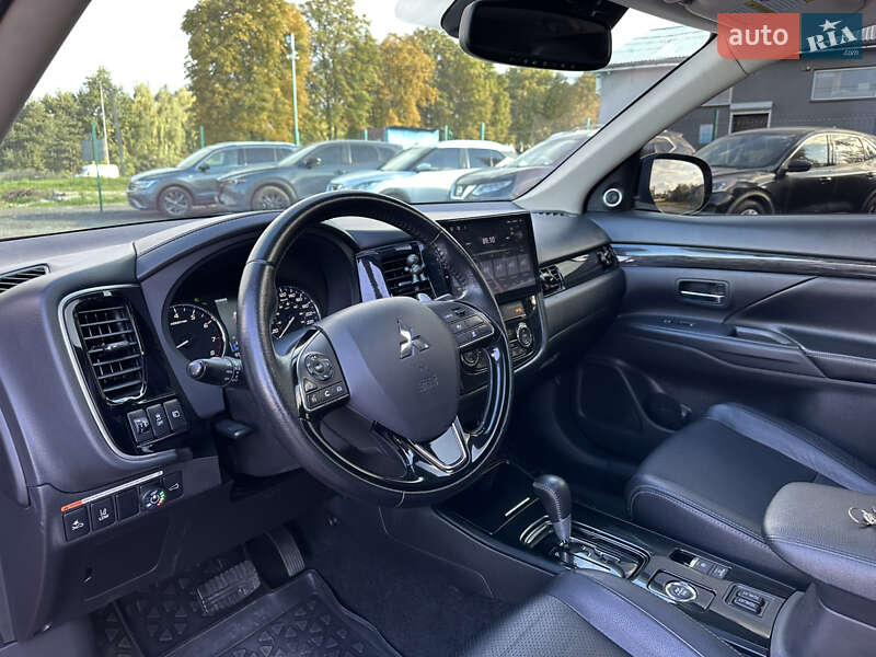 Позашляховик / Кросовер Mitsubishi Outlander 2016 в Львові фото 14 Позашляховик / Кросовер Mitsubishi Outlander 2016 в Львові