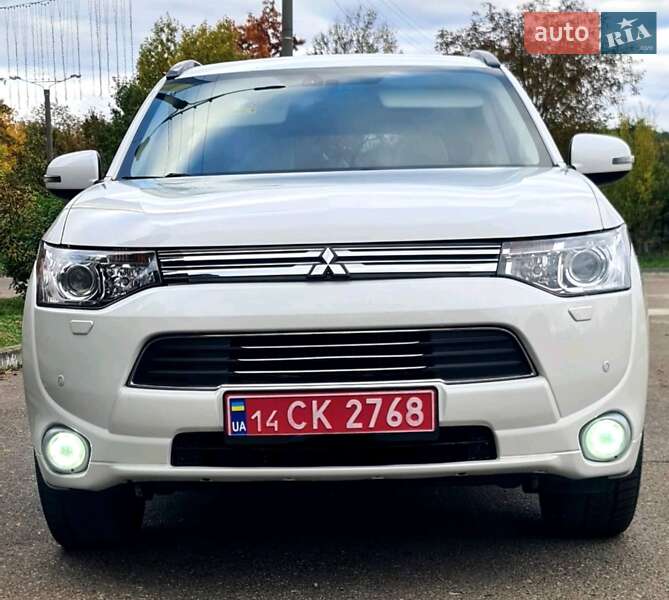 Позашляховик / Кросовер Mitsubishi Outlander 2014 в  фото Позашляховик / Кросовер Mitsubishi Outlander 2014 в