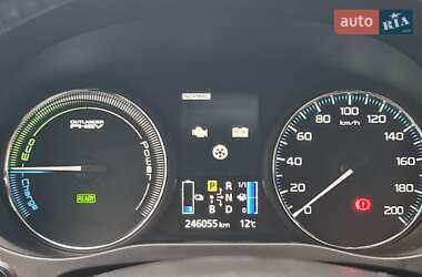 Позашляховик / Кросовер Mitsubishi Outlander 2014 в  фото 19 Позашляховик / Кросовер Mitsubishi Outlander 2014 в