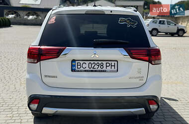 Внедорожник / Кроссовер Mitsubishi Outlander 2015 в 