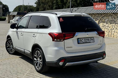 Внедорожник / Кроссовер Mitsubishi Outlander 2015 в 