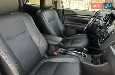 Внедорожник / Кроссовер Mitsubishi Outlander 2015 в 