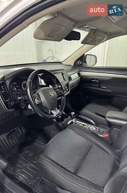 Позашляховик / Кросовер Mitsubishi Outlander 2016 в  фото 25 Позашляховик / Кросовер Mitsubishi Outlander 2016 в