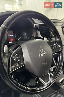Позашляховик / Кросовер Mitsubishi Outlander 2016 в  фото 43 Позашляховик / Кросовер Mitsubishi Outlander 2016 в