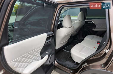 Внедорожник / Кроссовер Mitsubishi Outlander 2022 в 