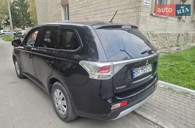Внедорожник / Кроссовер Mitsubishi Outlander 2014 в 