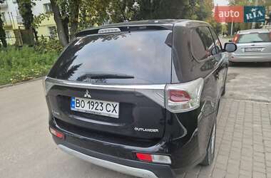 Внедорожник / Кроссовер Mitsubishi Outlander 2014 в 