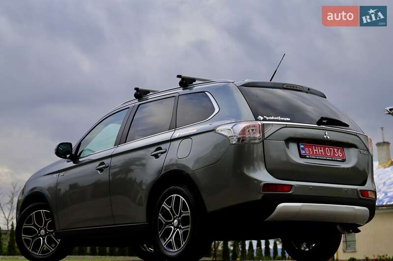 Внедорожник / Кроссовер Mitsubishi Outlander 2016 в Дрогобыче