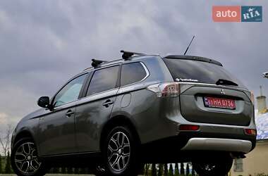 Внедорожник / Кроссовер Mitsubishi Outlander 2016 в 