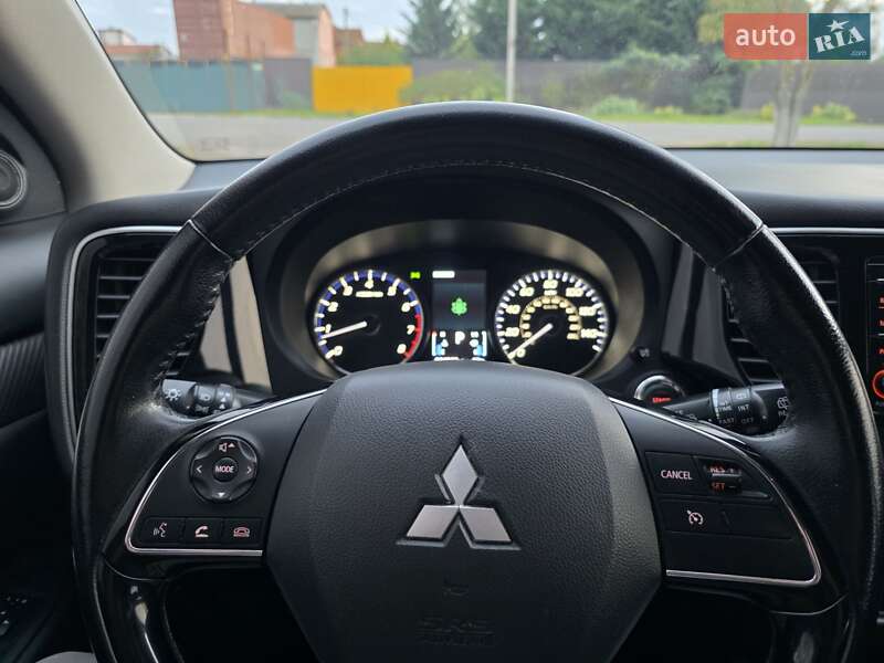Внедорожник / Кроссовер Mitsubishi Outlander 2016 в Одессе