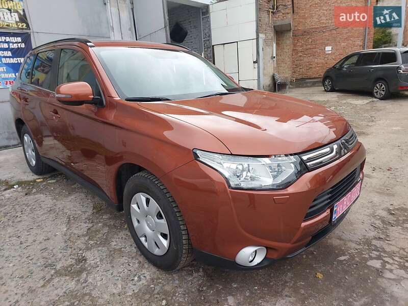 Позашляховик / Кросовер Mitsubishi Outlander 2013 в  фото Позашляховик / Кросовер Mitsubishi Outlander 2013 в