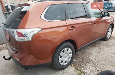 Позашляховик / Кросовер Mitsubishi Outlander 2013 в  фото 5 Позашляховик / Кросовер Mitsubishi Outlander 2013 в