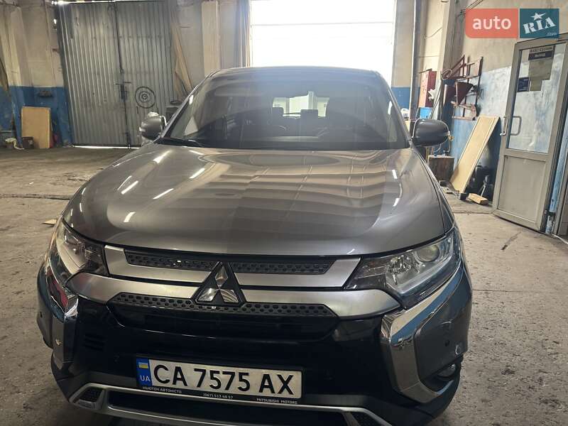 Внедорожник / Кроссовер Mitsubishi Outlander 2021 в Вишневом фото 8 Внедорожник / Кроссовер Mitsubishi Outlander 2021 в Вишневом