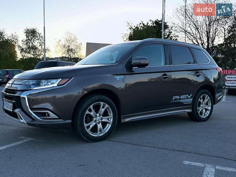 Позашляховик / Кросовер Mitsubishi Outlander 2018 в 