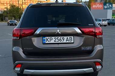Позашляховик / Кросовер Mitsubishi Outlander 2018 в 