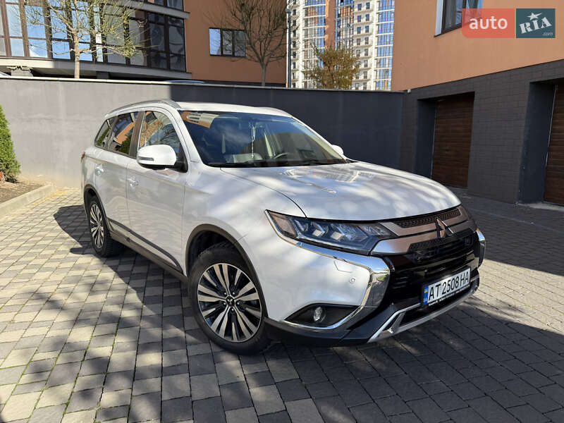 Позашляховик / Кросовер Mitsubishi Outlander 2021 в 