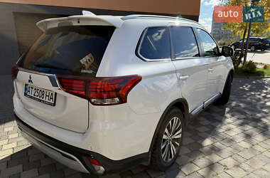 Позашляховик / Кросовер Mitsubishi Outlander 2021 в 