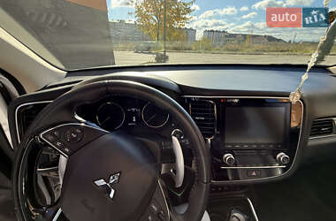 Позашляховик / Кросовер Mitsubishi Outlander 2021 в 