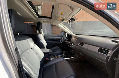 Позашляховик / Кросовер Mitsubishi Outlander 2021 в 