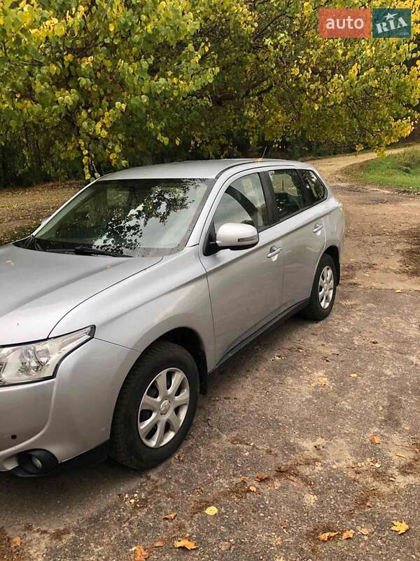 Внедорожник / Кроссовер Mitsubishi Outlander 2013 в Переяславе