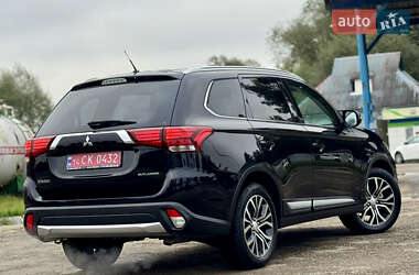 Позашляховик / Кросовер Mitsubishi Outlander 2016 в  фото 17 Позашляховик / Кросовер Mitsubishi Outlander 2016 в
