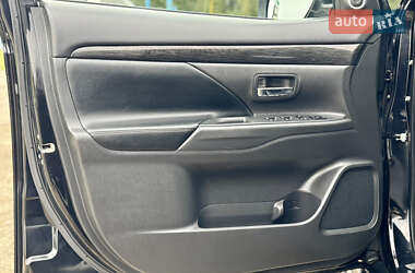 Позашляховик / Кросовер Mitsubishi Outlander 2016 в  фото 25 Позашляховик / Кросовер Mitsubishi Outlander 2016 в