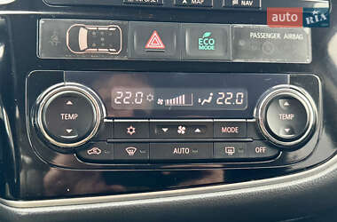 Позашляховик / Кросовер Mitsubishi Outlander 2016 в  фото 42 Позашляховик / Кросовер Mitsubishi Outlander 2016 в
