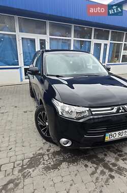 Внедорожник / Кроссовер Mitsubishi Outlander 2013 в 