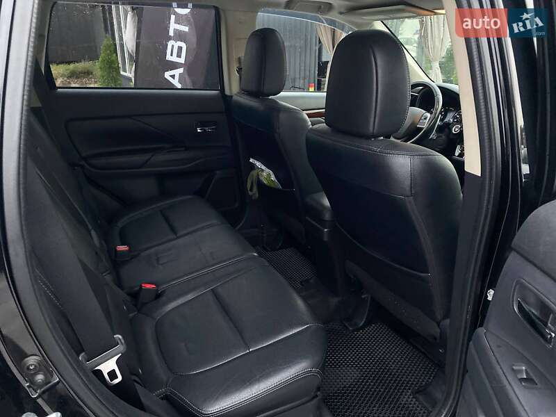 Внедорожник / Кроссовер Mitsubishi Outlander 2015 в Киеве