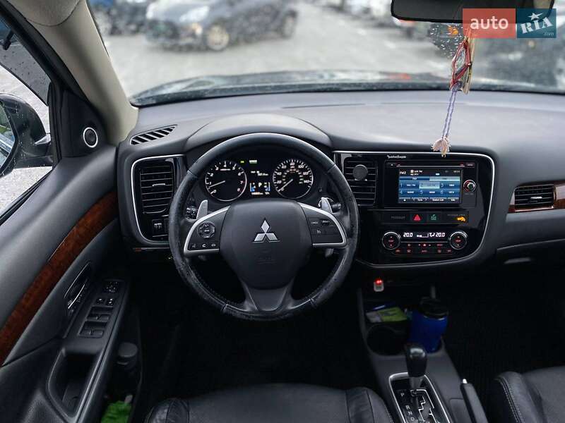Внедорожник / Кроссовер Mitsubishi Outlander 2015 в Киеве