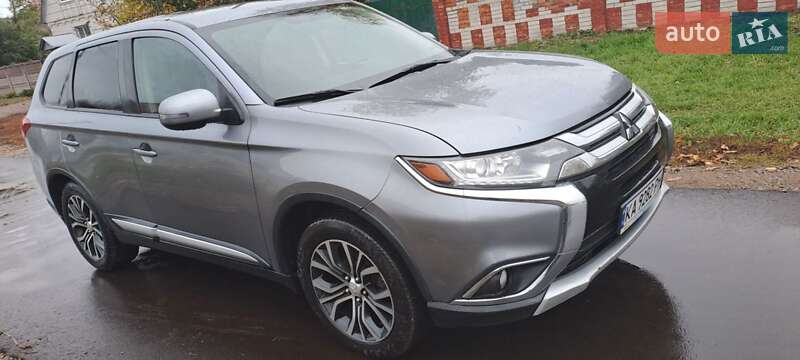 Внедорожник / Кроссовер Mitsubishi Outlander 2016 в Березане