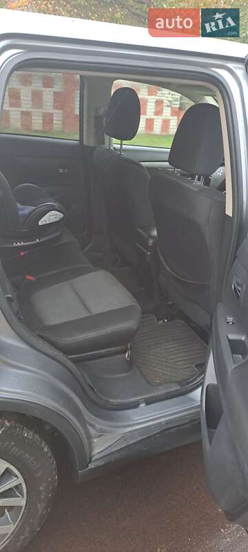 Внедорожник / Кроссовер Mitsubishi Outlander 2016 в Березане