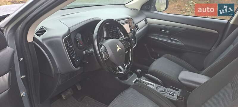 Внедорожник / Кроссовер Mitsubishi Outlander 2016 в Березане