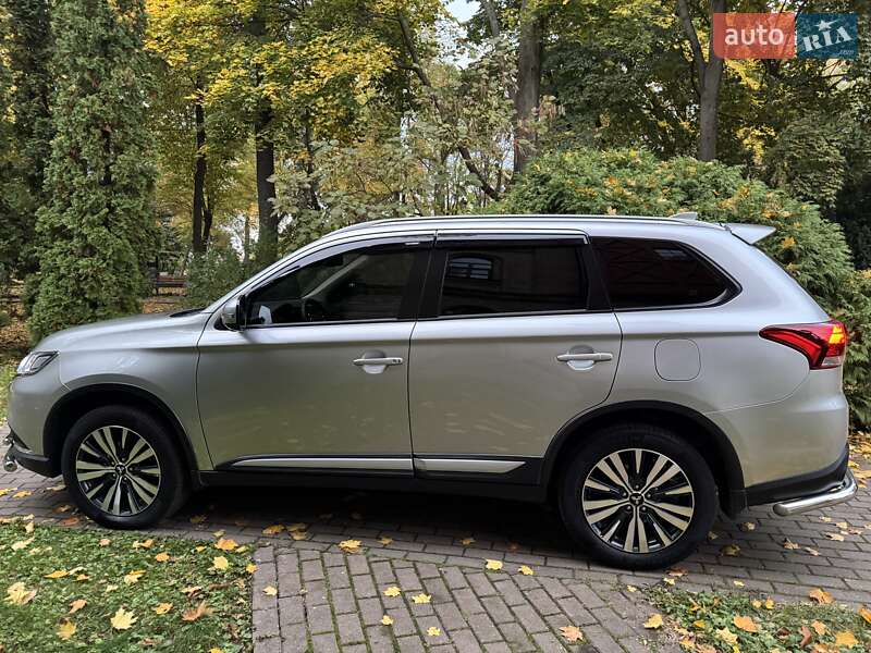 Позашляховик / Кросовер Mitsubishi Outlander 2018 в Києві