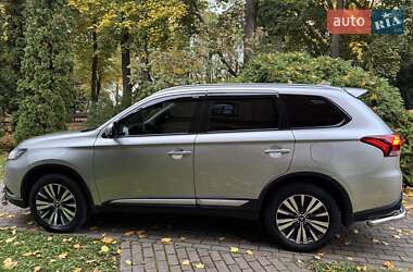 Внедорожник / Кроссовер Mitsubishi Outlander 2018 в 