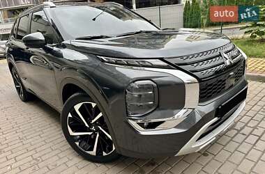 Внедорожник / Кроссовер Mitsubishi Outlander 2024 в 