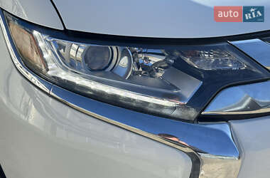 Внедорожник / Кроссовер Mitsubishi Outlander 2016 в 