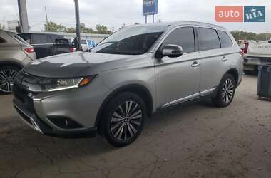 Внедорожник / Кроссовер Mitsubishi Outlander 2017 в 