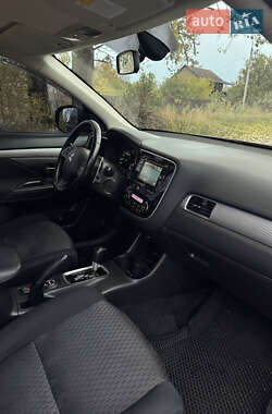 Позашляховик / Кросовер Mitsubishi Outlander 2014 в  фото 26 Позашляховик / Кросовер Mitsubishi Outlander 2014 в