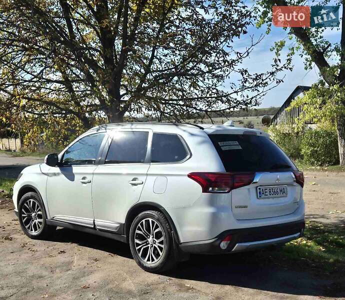 Позашляховик / Кросовер Mitsubishi Outlander 2015 в Томаківці фото 5 Позашляховик / Кросовер Mitsubishi Outlander 2015 в Томаківці