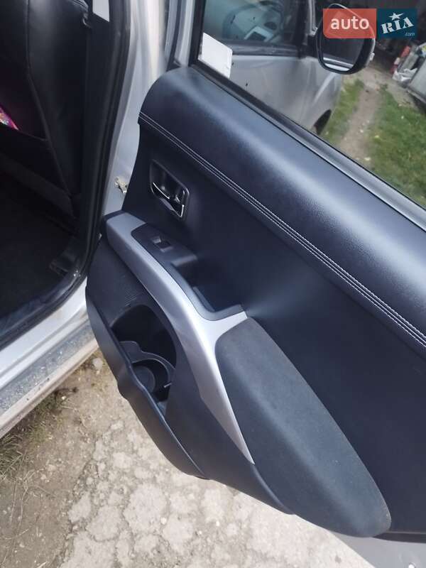 Позашляховик / Кросовер Mitsubishi Outlander 2011 в Кременці фото 10 Позашляховик / Кросовер Mitsubishi Outlander 2011 в Кременці