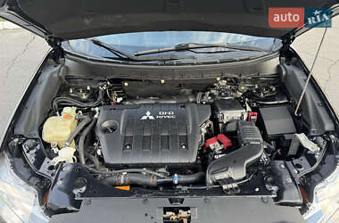 Внедорожник / Кроссовер Mitsubishi Outlander 2012 в 