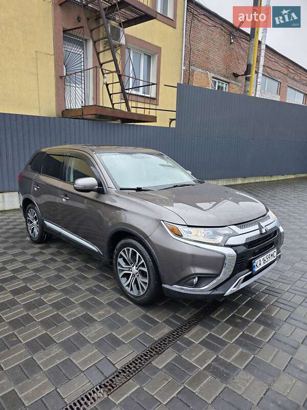 Позашляховик / Кросовер Mitsubishi Outlander 2015 в Хмельницькому фото 6 Позашляховик / Кросовер Mitsubishi Outlander 2015 в Хмельницькому