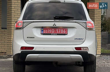 Внедорожник / Кроссовер Mitsubishi Outlander 2015 в 